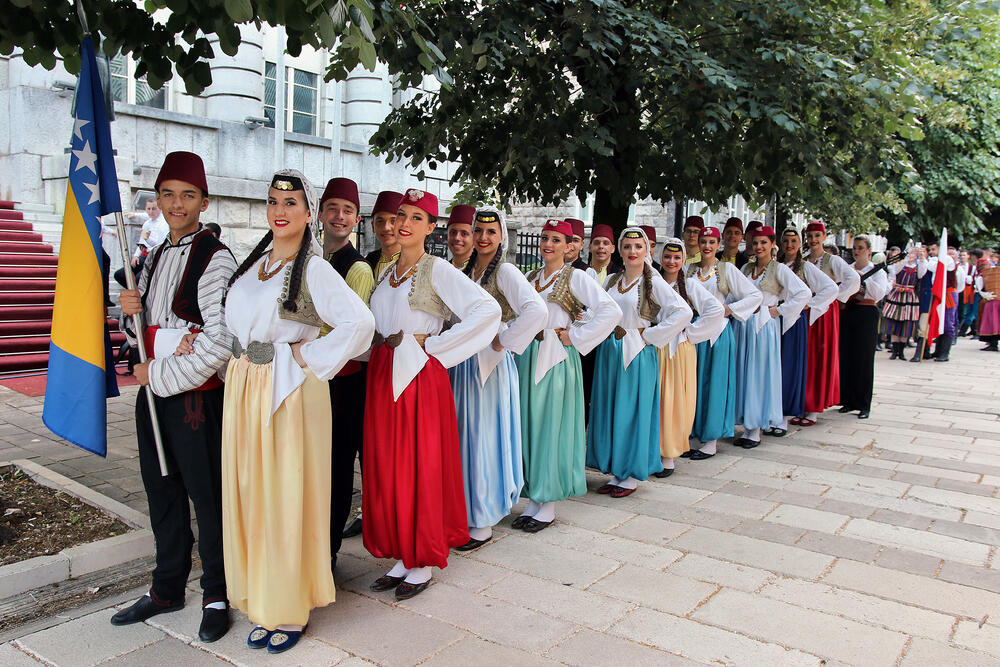 <p>"Očuvanjem tradicije, kulturnog nasljeđa i bogatih tradicionalnih folklornih igara zemalja učesnica kao dijela nematerijalne kulturne baštine ovom kulturno-umjetničkom manifestacijom promovišu ono prepoznatljivo u svakom narodu", kazala je Vujačić</p>