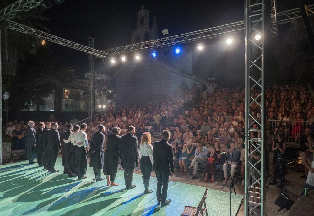 Gromoglasni aplauzi za predstavu 'Zelena čoja Montenegra'