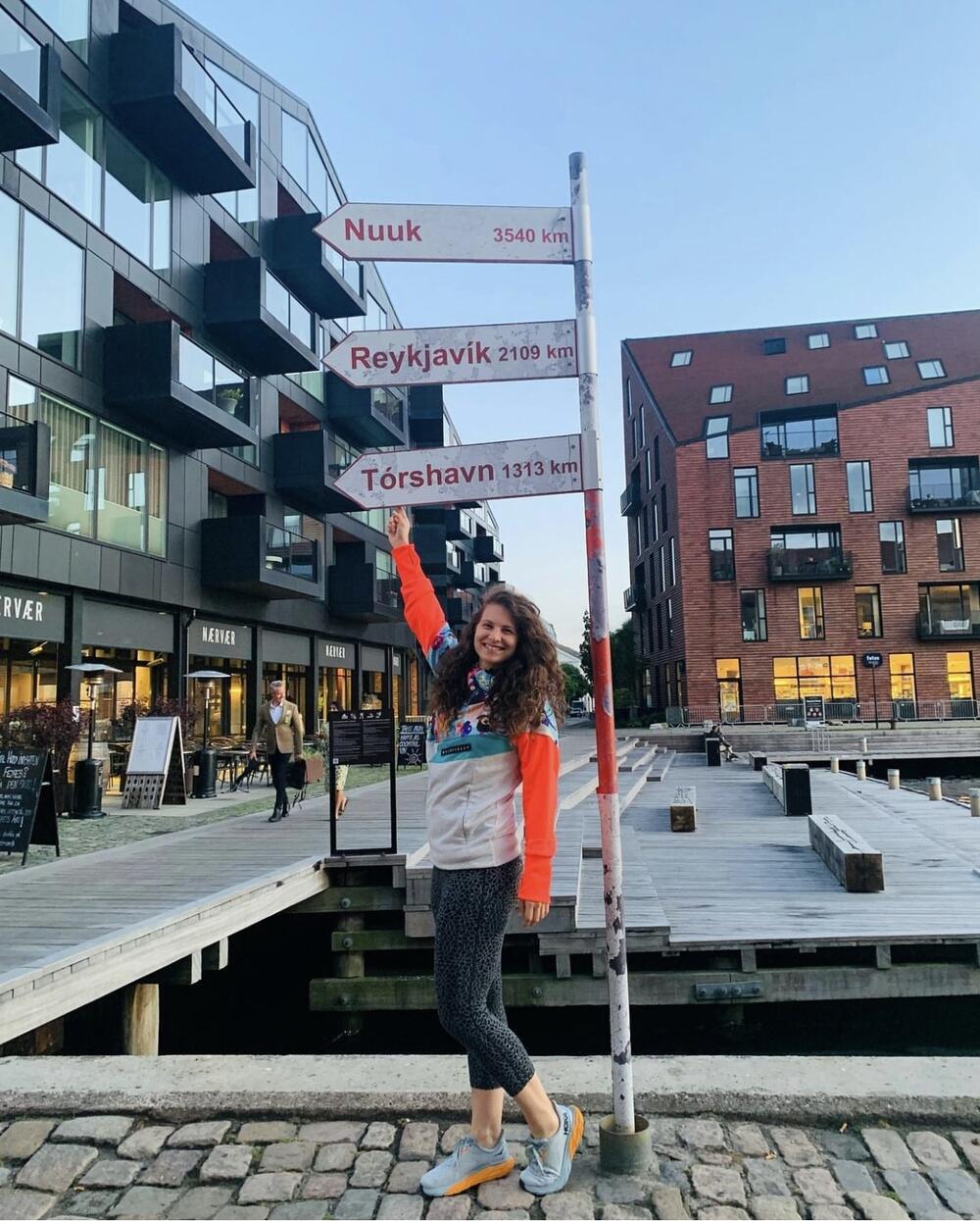 Nina Abramović pored putokaza u Kopenhagenu