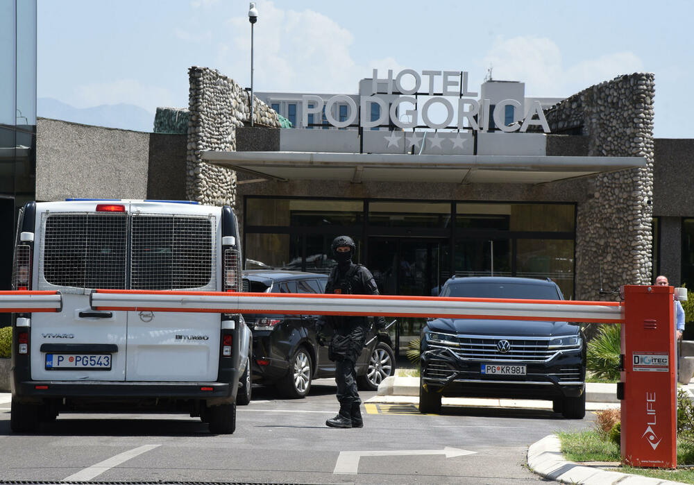 <p>Uprava policije ponovo ćuti o privatnim automobilima koje je koristio policijski tim Petra Lazovića, a koji je bio pod patronatom njegovog oca Zorana. Protiv-teroristička jedinica upala u hotel “Podgorica” i privremeno oduzela šest vozila koja se povezuju s vlasnikom “Bemaksa” Rankom Ubovićem, provjeravaju da li ih je koristila policija</p>