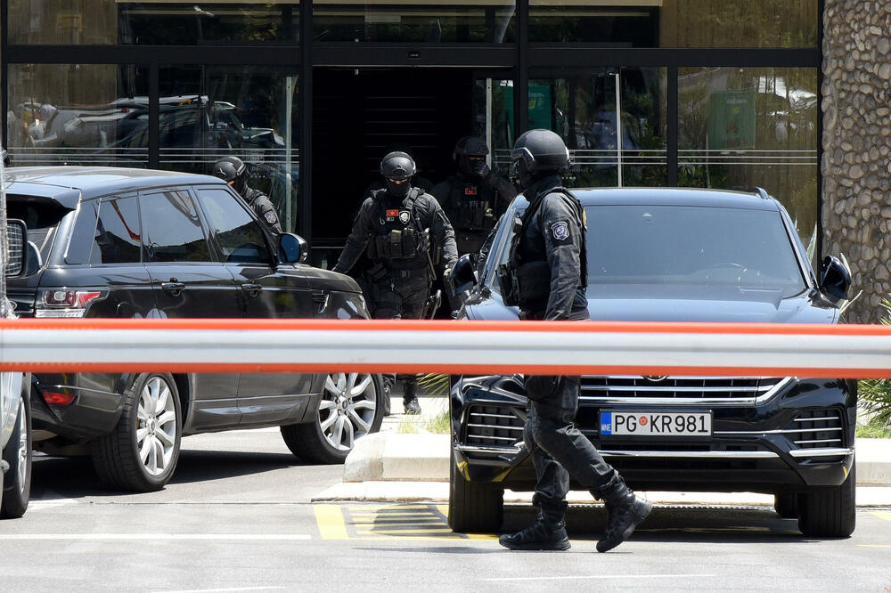 Policija juče ispred hotela "Podgorica", Foto: Luka Zeković
