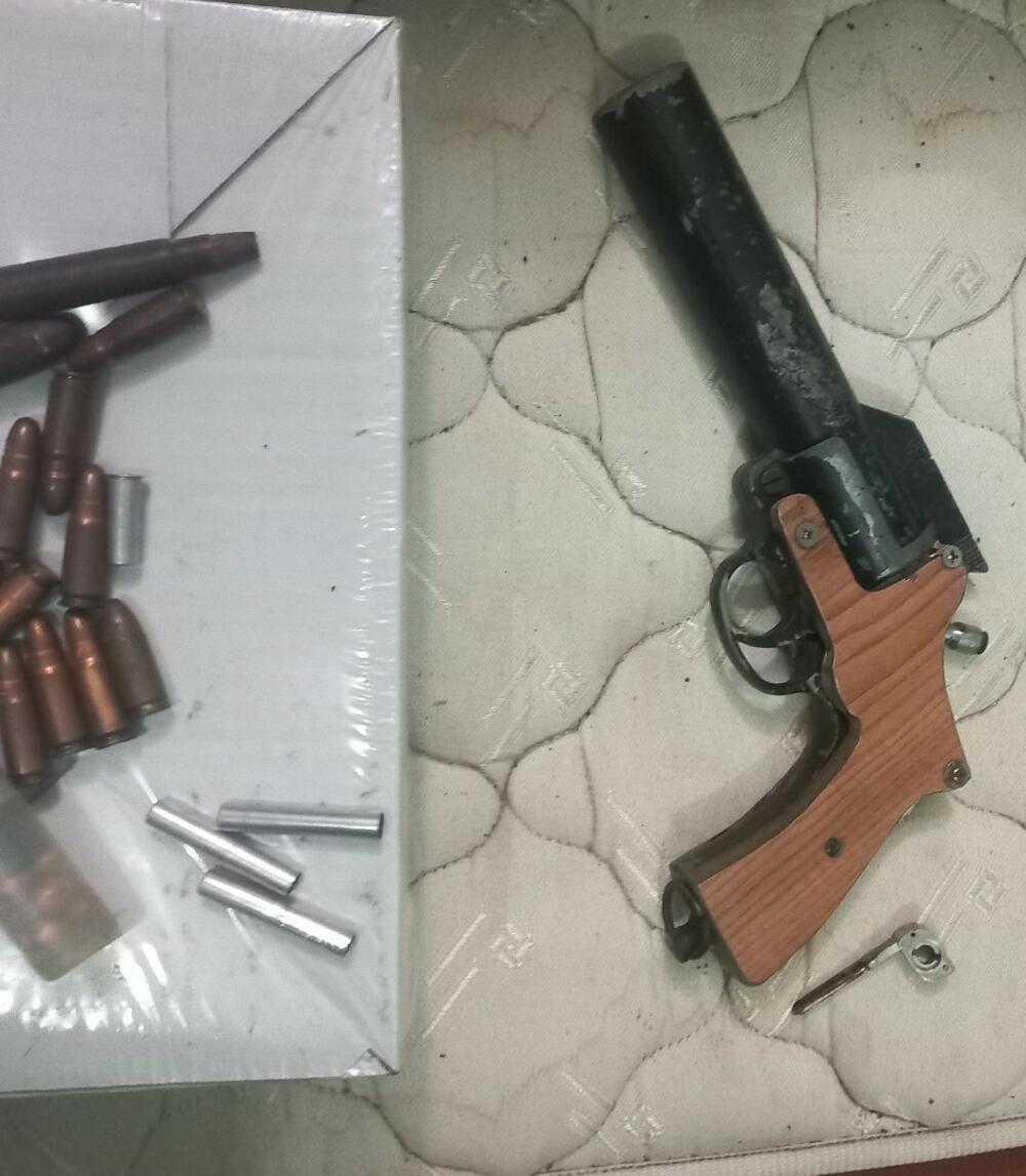 <p>Iz Uprave policije su kazali da je pretresima objekata, na jednoj lokaciji u Tuzima koju koristi V.N. u selu Barlaj, policija pronašla i oduzela sedam pušaka i dva pištolja</p>