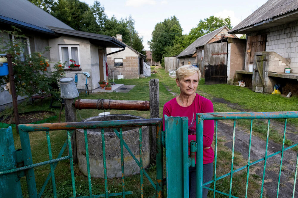 Agata Moroz ispred svoje kuće u selu Kolpin-Ogrodniki na granici sa Bjelorusijom, Foto: Rojters