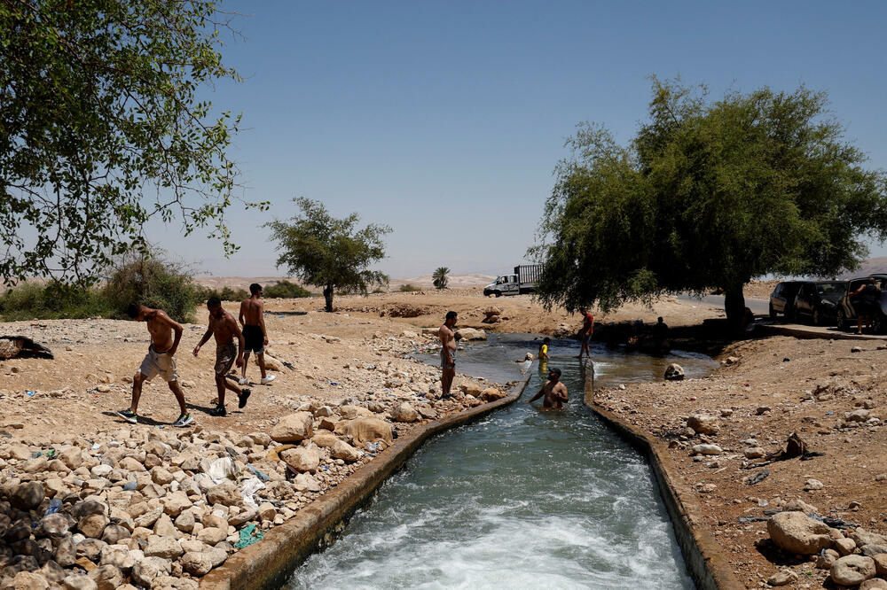 <p>Klimatsko finansiranje se odnosi na novac koji bogate zemlje plaćaju za pomoć siromašnijim zemljama da smanje emisije ugljen dioksida i prilagode se višim temperaturama</p>