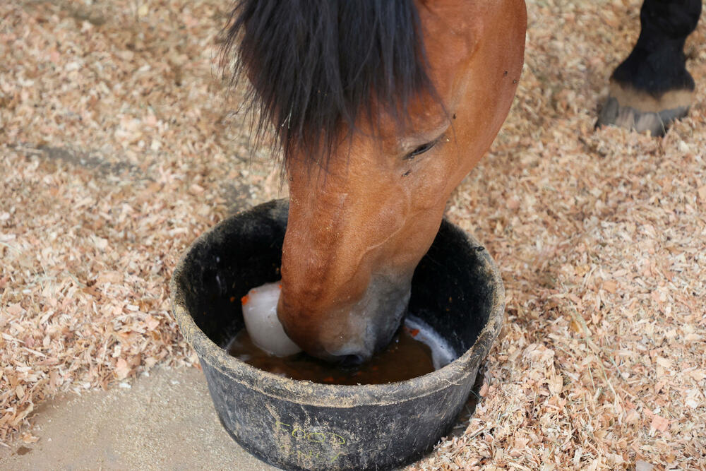 <p>Klimatsko finansiranje se odnosi na novac koji bogate zemlje plaćaju za pomoć siromašnijim zemljama da smanje emisije ugljen dioksida i prilagode se višim temperaturama</p>