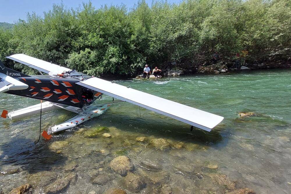 Avion navodno neznatno oštećen, Foto: Nenad Novović