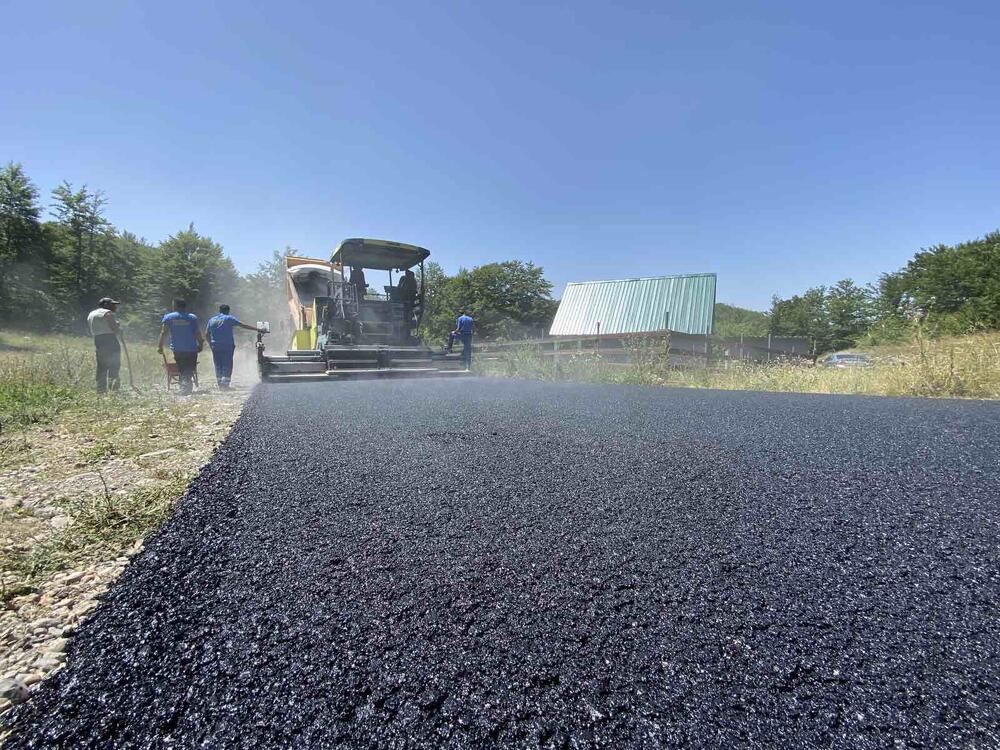 <p>"Nakon što su završeni radovi na sanaciji putnog pravca Orahovo-Građen-Kučka korita na dužini od pet kilometara, ekipe Puteva nastavljaju radove na sanaciji još dva i po kilometra"</p>