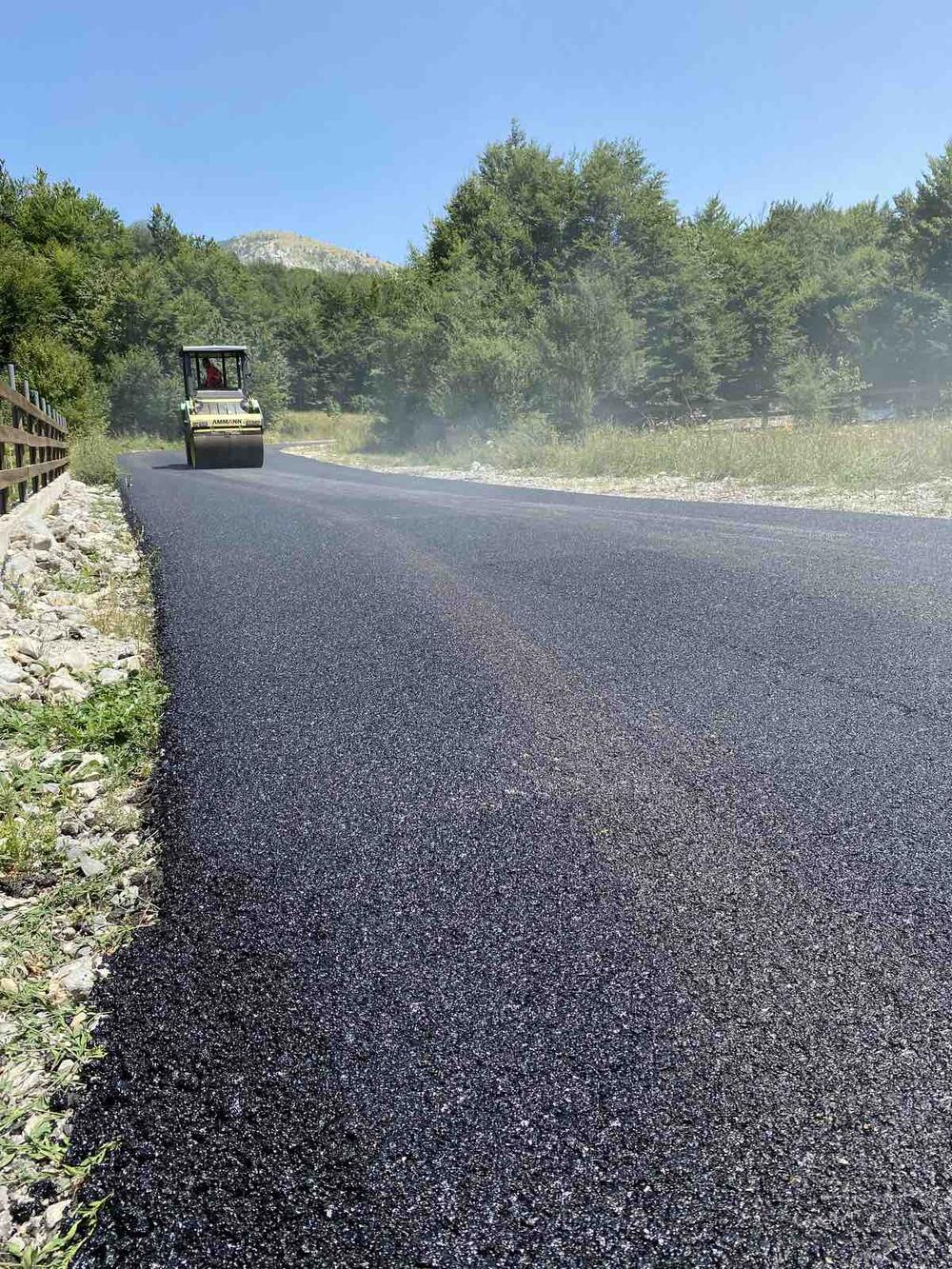 <p>"Nakon što su završeni radovi na sanaciji putnog pravca Orahovo-Građen-Kučka korita na dužini od pet kilometara, ekipe Puteva nastavljaju radove na sanaciji još dva i po kilometra"</p>