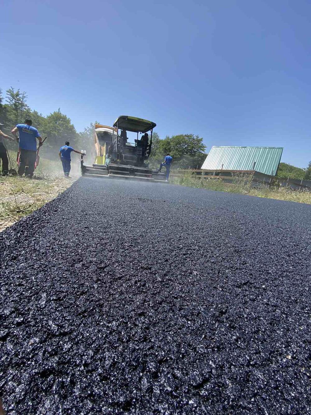 <p>"Nakon što su završeni radovi na sanaciji putnog pravca Orahovo-Građen-Kučka korita na dužini od pet kilometara, ekipe Puteva nastavljaju radove na sanaciji još dva i po kilometra"</p>