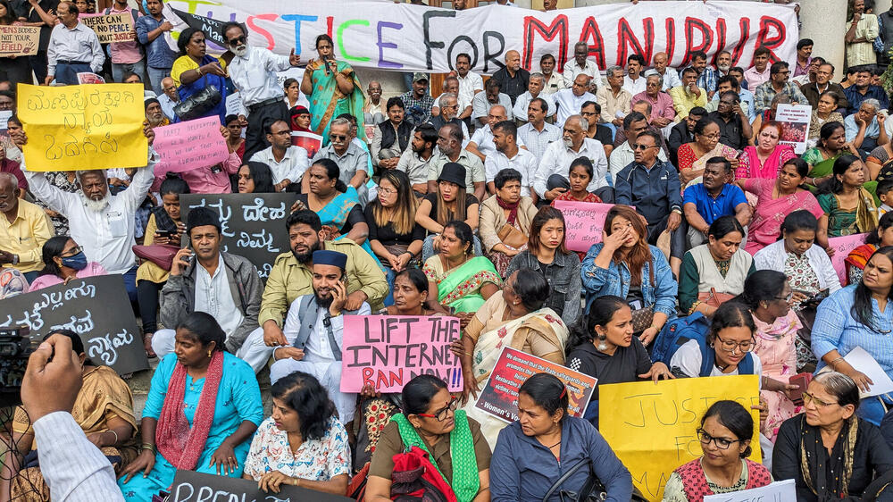 <p>Lideri više religioznih i ženskih organizacija obratili su se masi od oko 15.000 protestanata koji su takođe zahtijevali otpuštanje čelnika te indijske države Birena Singa</p>