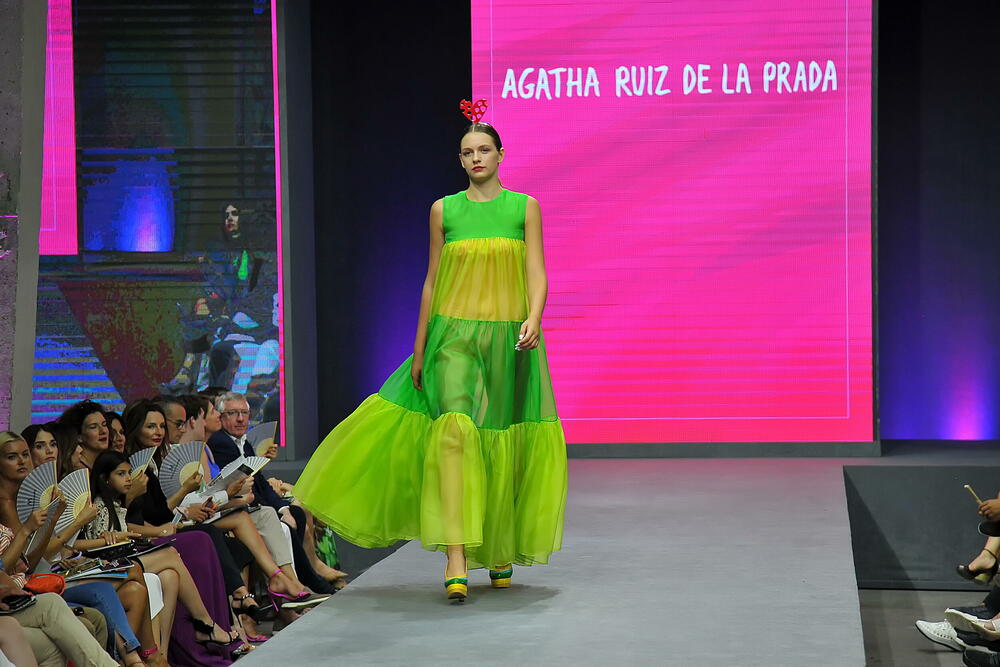 <p>Internacionalna smotra mode IFF počela je sinoć na sceni Sinhro u Porto Montenegru. Manifestacija iza koje stoji modna agencija Fabrika i Porto Montenegro otvorena je revijom modne kuće visoke mode Rami Al Ali, a publika je imala priliku da vidi i modele sa potpisom Agate Ruiz de la Prada. Večeras će biti prikazana modna revija visoke mode Toni Vorda koja će biti presjek njegove karijere.</p>