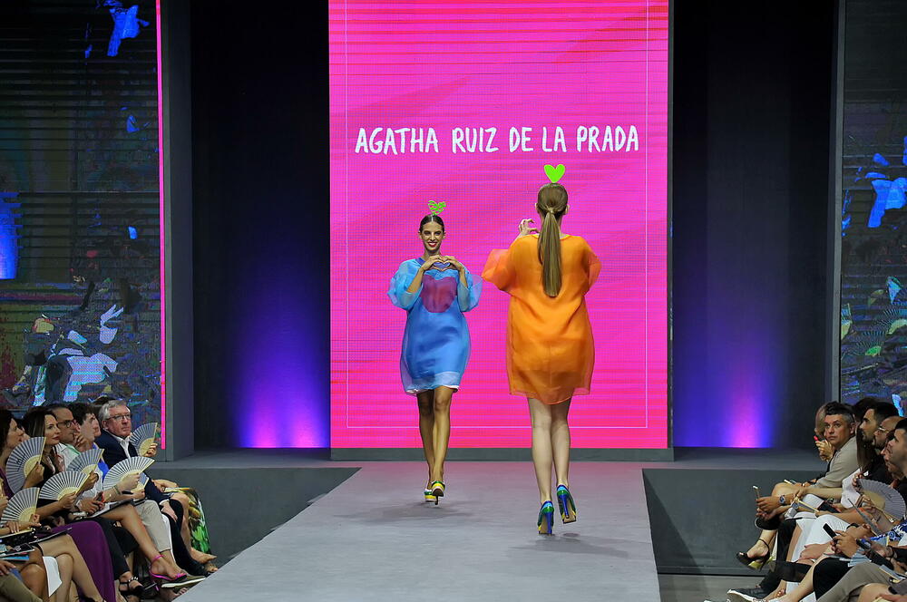 <p>Internacionalna smotra mode IFF počela je sinoć na sceni Sinhro u Porto Montenegru. Manifestacija iza koje stoji modna agencija Fabrika i Porto Montenegro otvorena je revijom modne kuće visoke mode Rami Al Ali, a publika je imala priliku da vidi i modele sa potpisom Agate Ruiz de la Prada. Večeras će biti prikazana modna revija visoke mode Toni Vorda koja će biti presjek njegove karijere.</p>