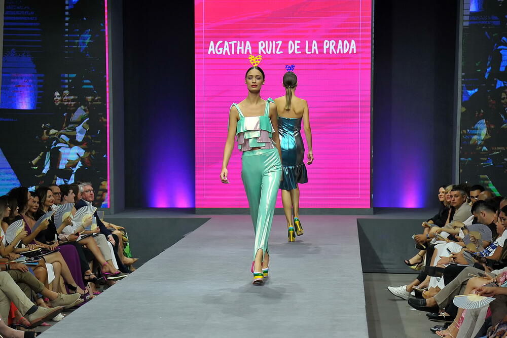 <p>Internacionalna smotra mode IFF počela je sinoć na sceni Sinhro u Porto Montenegru. Manifestacija iza koje stoji modna agencija Fabrika i Porto Montenegro otvorena je revijom modne kuće visoke mode Rami Al Ali, a publika je imala priliku da vidi i modele sa potpisom Agate Ruiz de la Prada. Večeras će biti prikazana modna revija visoke mode Toni Vorda koja će biti presjek njegove karijere.</p>