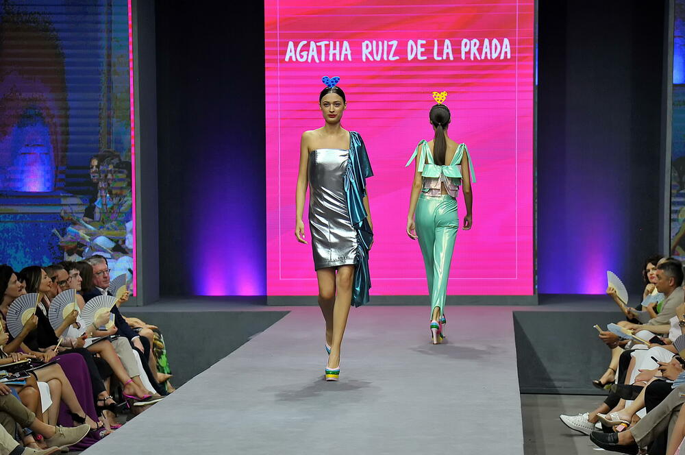 <p>Internacionalna smotra mode IFF počela je sinoć na sceni Sinhro u Porto Montenegru. Manifestacija iza koje stoji modna agencija Fabrika i Porto Montenegro otvorena je revijom modne kuće visoke mode Rami Al Ali, a publika je imala priliku da vidi i modele sa potpisom Agate Ruiz de la Prada. Večeras će biti prikazana modna revija visoke mode Toni Vorda koja će biti presjek njegove karijere.</p>