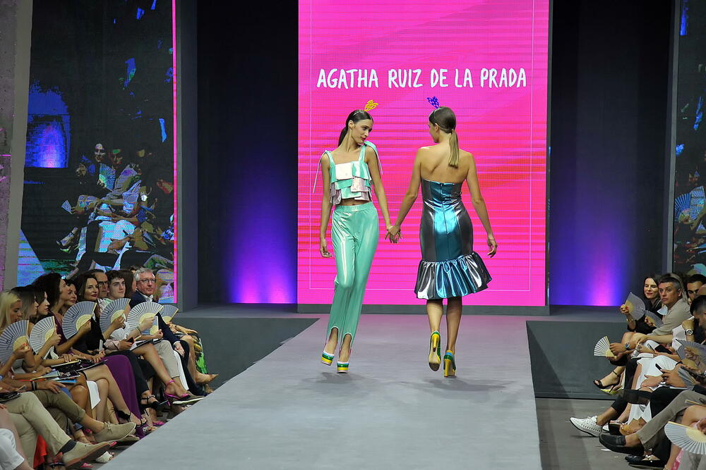 <p>Internacionalna smotra mode IFF počela je sinoć na sceni Sinhro u Porto Montenegru. Manifestacija iza koje stoji modna agencija Fabrika i Porto Montenegro otvorena je revijom modne kuće visoke mode Rami Al Ali, a publika je imala priliku da vidi i modele sa potpisom Agate Ruiz de la Prada. Večeras će biti prikazana modna revija visoke mode Toni Vorda koja će biti presjek njegove karijere.</p>