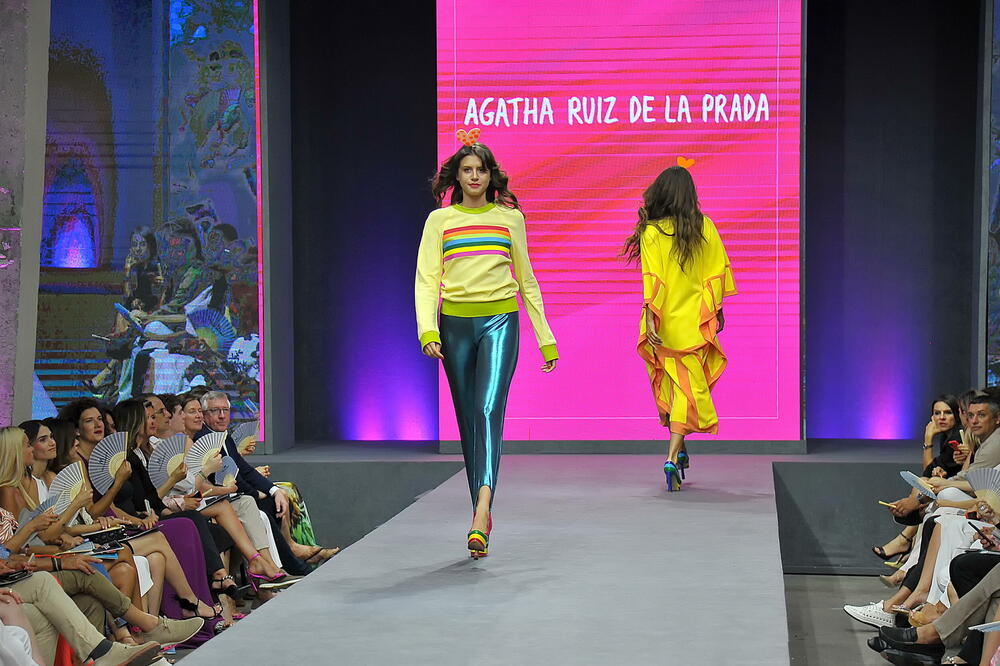 <p>Internacionalna smotra mode IFF počela je sinoć na sceni Sinhro u Porto Montenegru. Manifestacija iza koje stoji modna agencija Fabrika i Porto Montenegro otvorena je revijom modne kuće visoke mode Rami Al Ali, a publika je imala priliku da vidi i modele sa potpisom Agate Ruiz de la Prada. Večeras će biti prikazana modna revija visoke mode Toni Vorda koja će biti presjek njegove karijere.</p>