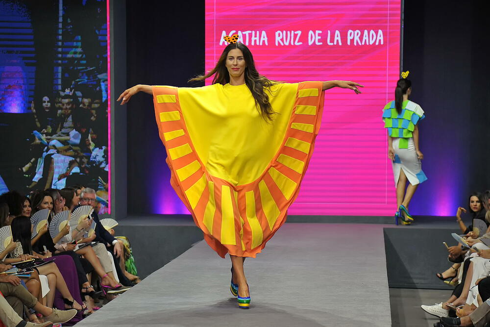 <p>Internacionalna smotra mode IFF počela je sinoć na sceni Sinhro u Porto Montenegru. Manifestacija iza koje stoji modna agencija Fabrika i Porto Montenegro otvorena je revijom modne kuće visoke mode Rami Al Ali, a publika je imala priliku da vidi i modele sa potpisom Agate Ruiz de la Prada. Večeras će biti prikazana modna revija visoke mode Toni Vorda koja će biti presjek njegove karijere.</p>