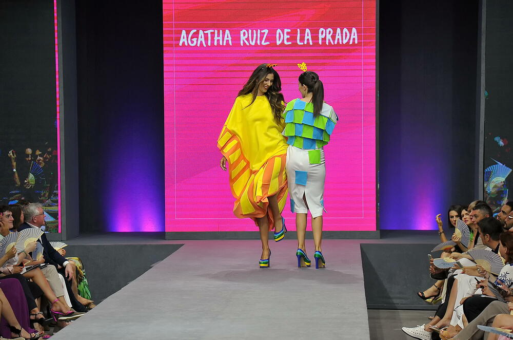 <p>Internacionalna smotra mode IFF počela je sinoć na sceni Sinhro u Porto Montenegru. Manifestacija iza koje stoji modna agencija Fabrika i Porto Montenegro otvorena je revijom modne kuće visoke mode Rami Al Ali, a publika je imala priliku da vidi i modele sa potpisom Agate Ruiz de la Prada. Večeras će biti prikazana modna revija visoke mode Toni Vorda koja će biti presjek njegove karijere.</p>