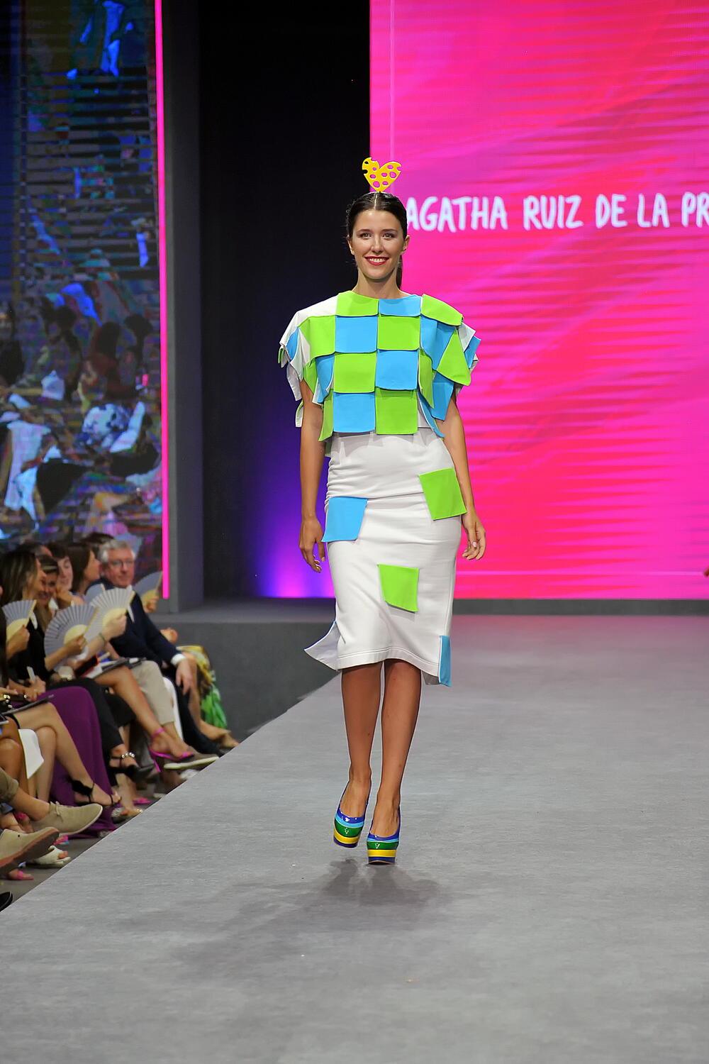 <p>Internacionalna smotra mode IFF počela je sinoć na sceni Sinhro u Porto Montenegru. Manifestacija iza koje stoji modna agencija Fabrika i Porto Montenegro otvorena je revijom modne kuće visoke mode Rami Al Ali, a publika je imala priliku da vidi i modele sa potpisom Agate Ruiz de la Prada. Večeras će biti prikazana modna revija visoke mode Toni Vorda koja će biti presjek njegove karijere.</p>