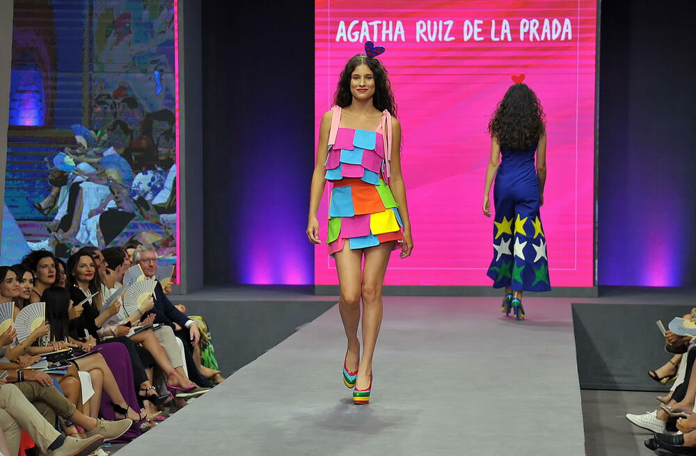 <p>Internacionalna smotra mode IFF počela je sinoć na sceni Sinhro u Porto Montenegru. Manifestacija iza koje stoji modna agencija Fabrika i Porto Montenegro otvorena je revijom modne kuće visoke mode Rami Al Ali, a publika je imala priliku da vidi i modele sa potpisom Agate Ruiz de la Prada. Večeras će biti prikazana modna revija visoke mode Toni Vorda koja će biti presjek njegove karijere.</p>