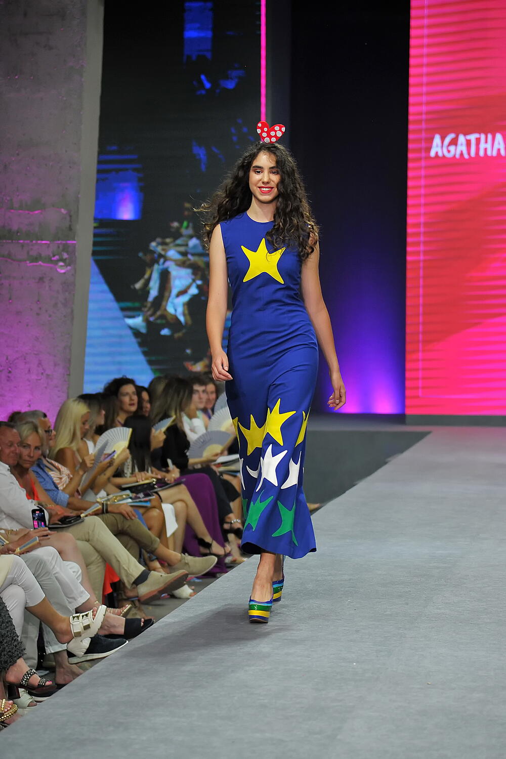 <p>Internacionalna smotra mode IFF počela je sinoć na sceni Sinhro u Porto Montenegru. Manifestacija iza koje stoji modna agencija Fabrika i Porto Montenegro otvorena je revijom modne kuće visoke mode Rami Al Ali, a publika je imala priliku da vidi i modele sa potpisom Agate Ruiz de la Prada. Večeras će biti prikazana modna revija visoke mode Toni Vorda koja će biti presjek njegove karijere.</p>