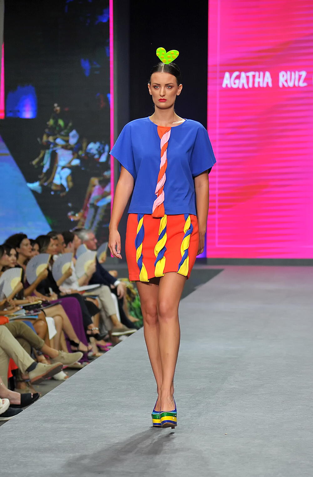 <p>Internacionalna smotra mode IFF počela je sinoć na sceni Sinhro u Porto Montenegru. Manifestacija iza koje stoji modna agencija Fabrika i Porto Montenegro otvorena je revijom modne kuće visoke mode Rami Al Ali, a publika je imala priliku da vidi i modele sa potpisom Agate Ruiz de la Prada. Večeras će biti prikazana modna revija visoke mode Toni Vorda koja će biti presjek njegove karijere.</p>