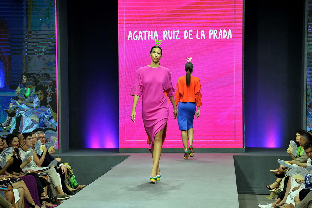 <p>Internacionalna smotra mode IFF počela je sinoć na sceni Sinhro u Porto Montenegru. Manifestacija iza koje stoji modna agencija Fabrika i Porto Montenegro otvorena je revijom modne kuće visoke mode Rami Al Ali, a publika je imala priliku da vidi i modele sa potpisom Agate Ruiz de la Prada. Večeras će biti prikazana modna revija visoke mode Toni Vorda koja će biti presjek njegove karijere.</p>