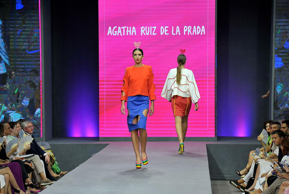 <p>Internacionalna smotra mode IFF počela je sinoć na sceni Sinhro u Porto Montenegru. Manifestacija iza koje stoji modna agencija Fabrika i Porto Montenegro otvorena je revijom modne kuće visoke mode Rami Al Ali, a publika je imala priliku da vidi i modele sa potpisom Agate Ruiz de la Prada. Večeras će biti prikazana modna revija visoke mode Toni Vorda koja će biti presjek njegove karijere.</p>