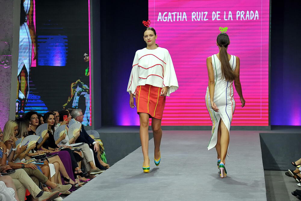 <p>Internacionalna smotra mode IFF počela je sinoć na sceni Sinhro u Porto Montenegru. Manifestacija iza koje stoji modna agencija Fabrika i Porto Montenegro otvorena je revijom modne kuće visoke mode Rami Al Ali, a publika je imala priliku da vidi i modele sa potpisom Agate Ruiz de la Prada. Večeras će biti prikazana modna revija visoke mode Toni Vorda koja će biti presjek njegove karijere.</p>