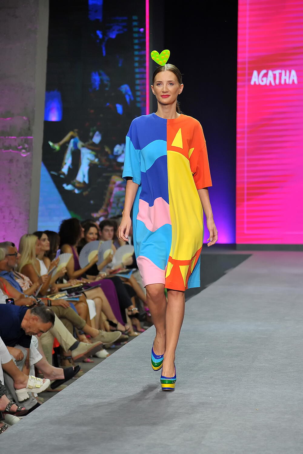 <p>Internacionalna smotra mode IFF počela je sinoć na sceni Sinhro u Porto Montenegru. Manifestacija iza koje stoji modna agencija Fabrika i Porto Montenegro otvorena je revijom modne kuće visoke mode Rami Al Ali, a publika je imala priliku da vidi i modele sa potpisom Agate Ruiz de la Prada. Večeras će biti prikazana modna revija visoke mode Toni Vorda koja će biti presjek njegove karijere.</p>