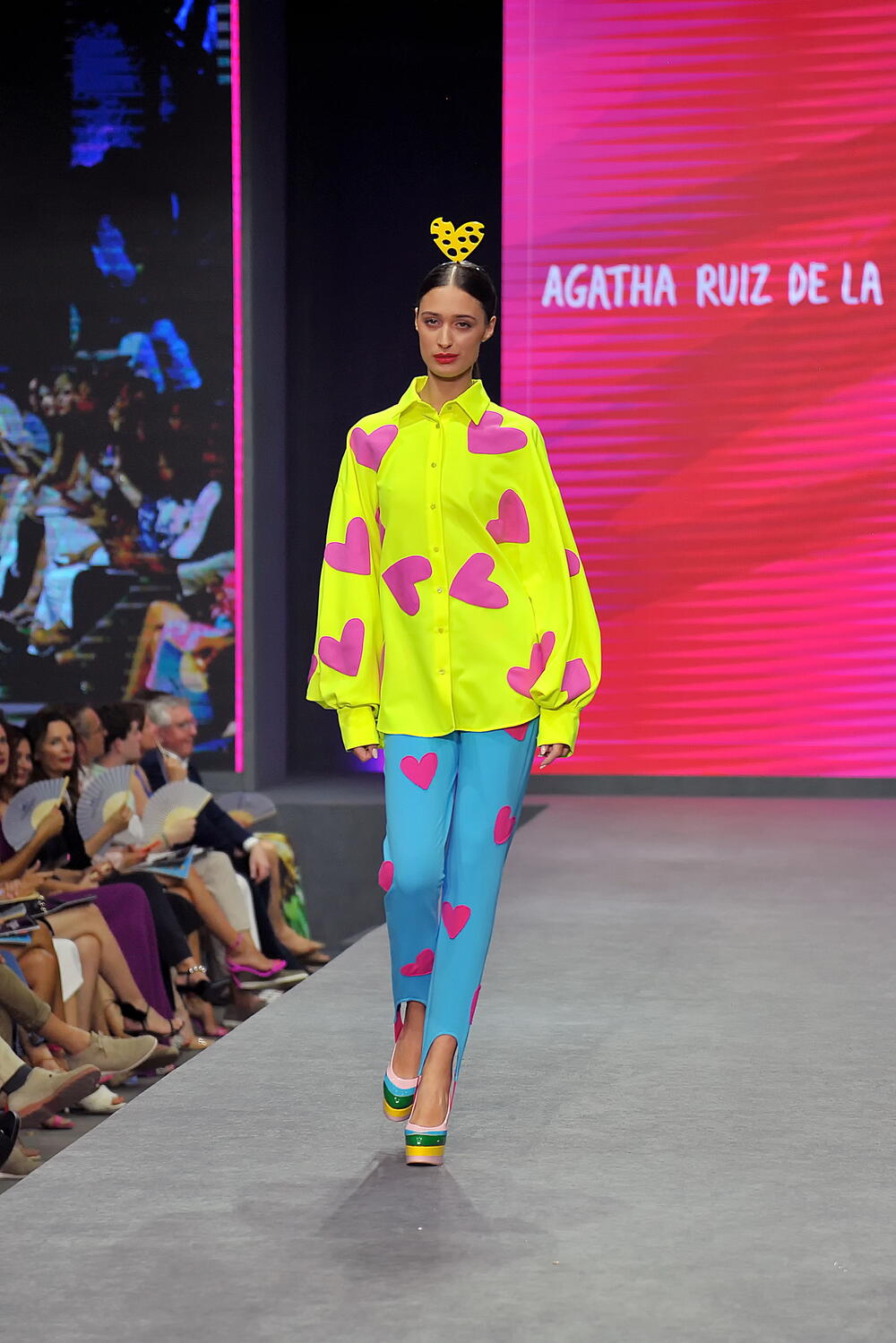 <p>Internacionalna smotra mode IFF počela je sinoć na sceni Sinhro u Porto Montenegru. Manifestacija iza koje stoji modna agencija Fabrika i Porto Montenegro otvorena je revijom modne kuće visoke mode Rami Al Ali, a publika je imala priliku da vidi i modele sa potpisom Agate Ruiz de la Prada. Večeras će biti prikazana modna revija visoke mode Toni Vorda koja će biti presjek njegove karijere.</p>