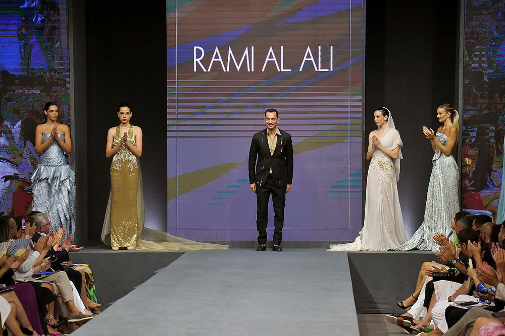 <p>Internacionalna smotra mode IFF počela je sinoć na sceni Sinhro u Porto Montenegru. Manifestacija iza koje stoji modna agencija Fabrika i Porto Montenegro otvorena je revijom modne kuće visoke mode Rami Al Ali, a publika je imala priliku da vidi i modele sa potpisom Agate Ruiz de la Prada. Večeras će biti prikazana modna revija visoke mode Toni Vorda koja će biti presjek njegove karijere.</p>