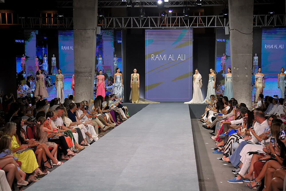 <p>Internacionalna smotra mode IFF počela je sinoć na sceni Sinhro u Porto Montenegru. Manifestacija iza koje stoji modna agencija Fabrika i Porto Montenegro otvorena je revijom modne kuće visoke mode Rami Al Ali, a publika je imala priliku da vidi i modele sa potpisom Agate Ruiz de la Prada. Večeras će biti prikazana modna revija visoke mode Toni Vorda koja će biti presjek njegove karijere.</p>