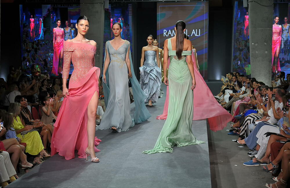 <p>Internacionalna smotra mode IFF počela je sinoć na sceni Sinhro u Porto Montenegru. Manifestacija iza koje stoji modna agencija Fabrika i Porto Montenegro otvorena je revijom modne kuće visoke mode Rami Al Ali, a publika je imala priliku da vidi i modele sa potpisom Agate Ruiz de la Prada. Večeras će biti prikazana modna revija visoke mode Toni Vorda koja će biti presjek njegove karijere.</p>