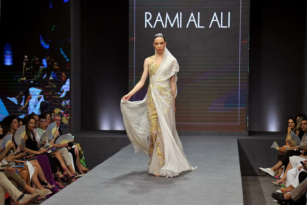 <p>Internacionalna smotra mode IFF počela je sinoć na sceni Sinhro u Porto Montenegru. Manifestacija iza koje stoji modna agencija Fabrika i Porto Montenegro otvorena je revijom modne kuće visoke mode Rami Al Ali, a publika je imala priliku da vidi i modele sa potpisom Agate Ruiz de la Prada. Večeras će biti prikazana modna revija visoke mode Toni Vorda koja će biti presjek njegove karijere.</p>