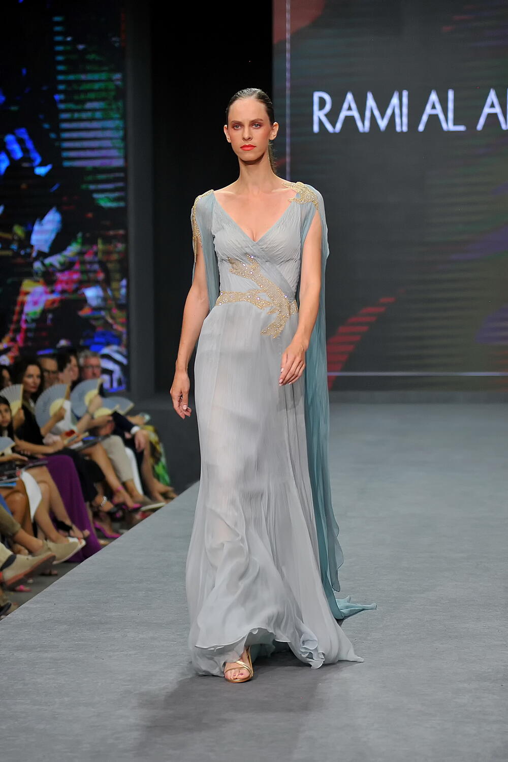 <p>Internacionalna smotra mode IFF počela je sinoć na sceni Sinhro u Porto Montenegru. Manifestacija iza koje stoji modna agencija Fabrika i Porto Montenegro otvorena je revijom modne kuće visoke mode Rami Al Ali, a publika je imala priliku da vidi i modele sa potpisom Agate Ruiz de la Prada. Večeras će biti prikazana modna revija visoke mode Toni Vorda koja će biti presjek njegove karijere.</p>