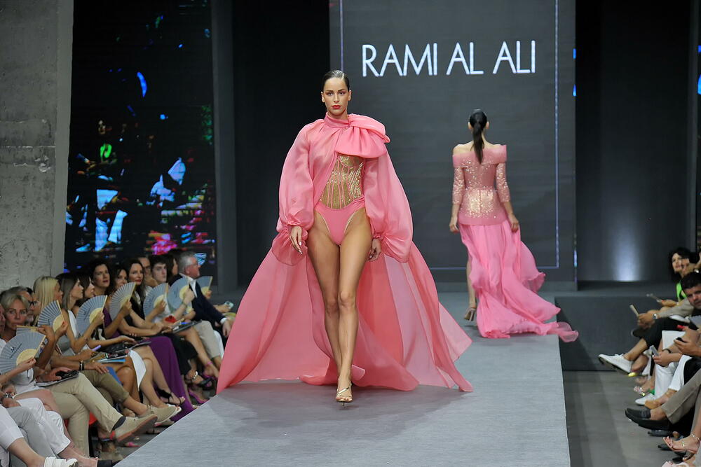 <p>Internacionalna smotra mode IFF počela je sinoć na sceni Sinhro u Porto Montenegru. Manifestacija iza koje stoji modna agencija Fabrika i Porto Montenegro otvorena je revijom modne kuće visoke mode Rami Al Ali, a publika je imala priliku da vidi i modele sa potpisom Agate Ruiz de la Prada. Večeras će biti prikazana modna revija visoke mode Toni Vorda koja će biti presjek njegove karijere.</p>