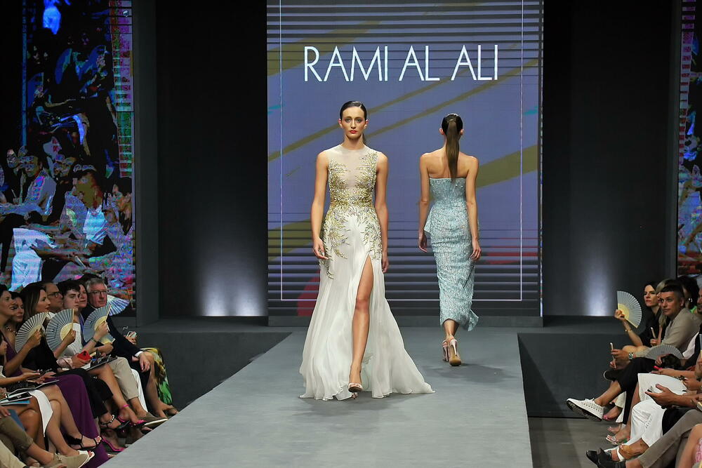 <p>Internacionalna smotra mode IFF počela je sinoć na sceni Sinhro u Porto Montenegru. Manifestacija iza koje stoji modna agencija Fabrika i Porto Montenegro otvorena je revijom modne kuće visoke mode Rami Al Ali, a publika je imala priliku da vidi i modele sa potpisom Agate Ruiz de la Prada. Večeras će biti prikazana modna revija visoke mode Toni Vorda koja će biti presjek njegove karijere.</p>