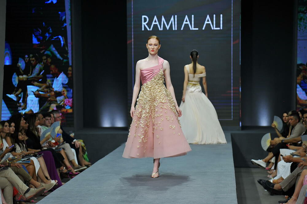 <p>Internacionalna smotra mode IFF počela je sinoć na sceni Sinhro u Porto Montenegru. Manifestacija iza koje stoji modna agencija Fabrika i Porto Montenegro otvorena je revijom modne kuće visoke mode Rami Al Ali, a publika je imala priliku da vidi i modele sa potpisom Agate Ruiz de la Prada. Večeras će biti prikazana modna revija visoke mode Toni Vorda koja će biti presjek njegove karijere.</p>