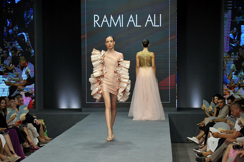 <p>Internacionalna smotra mode IFF počela je sinoć na sceni Sinhro u Porto Montenegru. Manifestacija iza koje stoji modna agencija Fabrika i Porto Montenegro otvorena je revijom modne kuće visoke mode Rami Al Ali, a publika je imala priliku da vidi i modele sa potpisom Agate Ruiz de la Prada. Večeras će biti prikazana modna revija visoke mode Toni Vorda koja će biti presjek njegove karijere.</p>