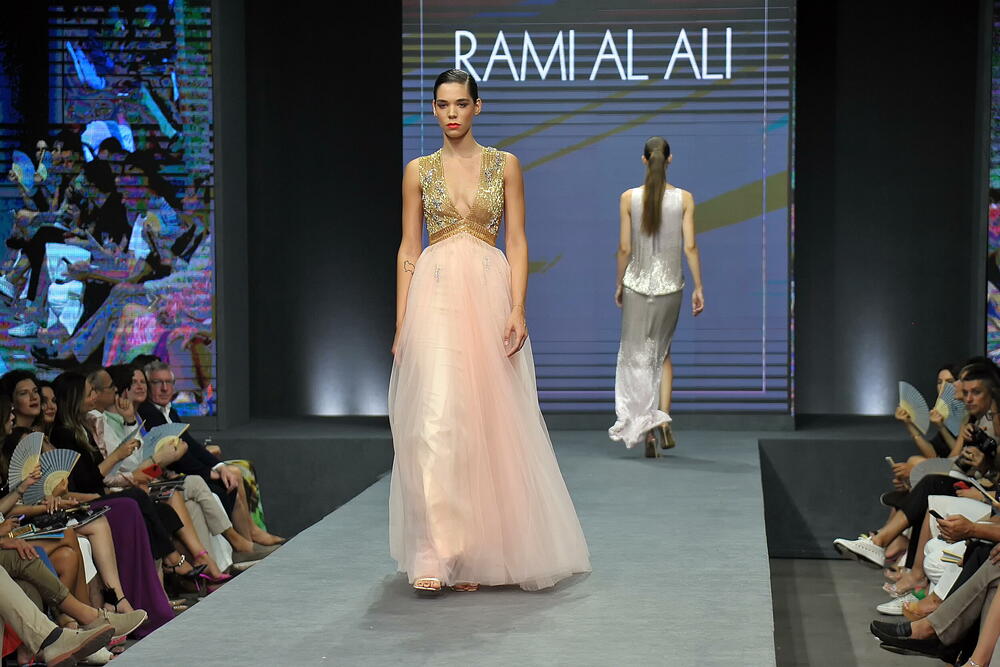 <p>Internacionalna smotra mode IFF počela je sinoć na sceni Sinhro u Porto Montenegru. Manifestacija iza koje stoji modna agencija Fabrika i Porto Montenegro otvorena je revijom modne kuće visoke mode Rami Al Ali, a publika je imala priliku da vidi i modele sa potpisom Agate Ruiz de la Prada. Večeras će biti prikazana modna revija visoke mode Toni Vorda koja će biti presjek njegove karijere.</p>