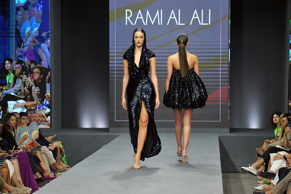 <p>Internacionalna smotra mode IFF počela je sinoć na sceni Sinhro u Porto Montenegru. Manifestacija iza koje stoji modna agencija Fabrika i Porto Montenegro otvorena je revijom modne kuće visoke mode Rami Al Ali, a publika je imala priliku da vidi i modele sa potpisom Agate Ruiz de la Prada. Večeras će biti prikazana modna revija visoke mode Toni Vorda koja će biti presjek njegove karijere.</p>