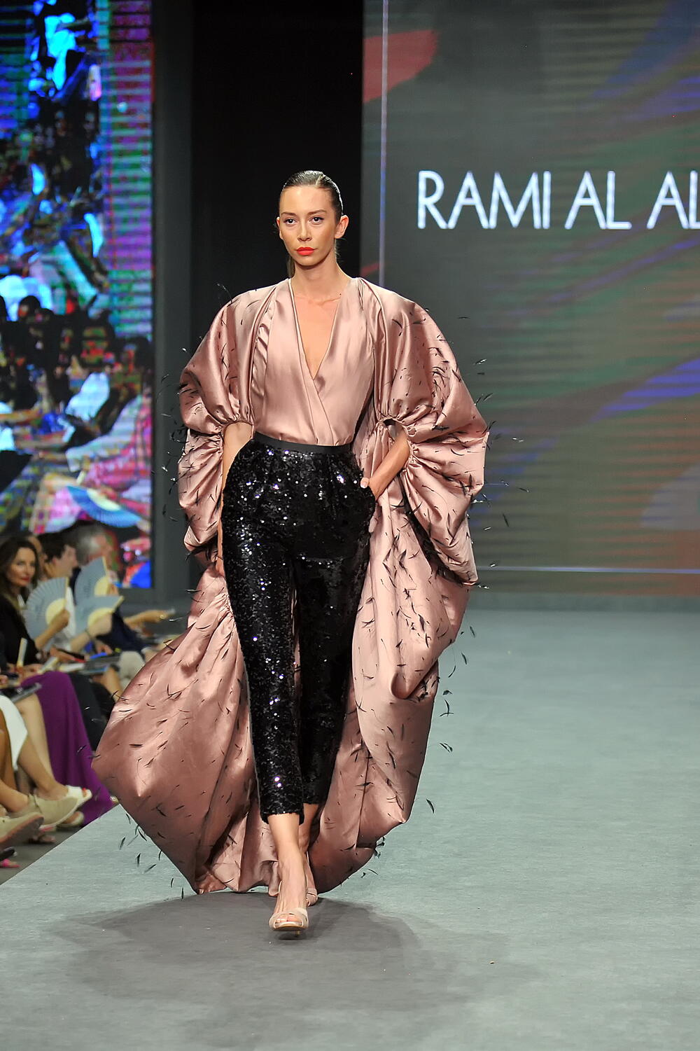 <p>Internacionalna smotra mode IFF počela je sinoć na sceni Sinhro u Porto Montenegru. Manifestacija iza koje stoji modna agencija Fabrika i Porto Montenegro otvorena je revijom modne kuće visoke mode Rami Al Ali, a publika je imala priliku da vidi i modele sa potpisom Agate Ruiz de la Prada. Večeras će biti prikazana modna revija visoke mode Toni Vorda koja će biti presjek njegove karijere.</p>