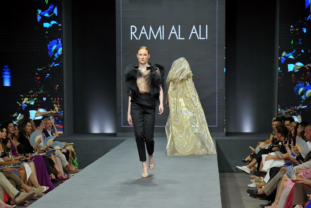 <p>Internacionalna smotra mode IFF počela je sinoć na sceni Sinhro u Porto Montenegru. Manifestacija iza koje stoji modna agencija Fabrika i Porto Montenegro otvorena je revijom modne kuće visoke mode Rami Al Ali, a publika je imala priliku da vidi i modele sa potpisom Agate Ruiz de la Prada. Večeras će biti prikazana modna revija visoke mode Toni Vorda koja će biti presjek njegove karijere.</p>