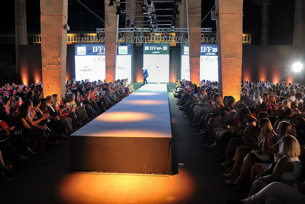 <p>Internacionalna smotra mode IFF počela je sinoć na sceni Sinhro u Porto Montenegru. Manifestacija iza koje stoji modna agencija Fabrika i Porto Montenegro otvorena je revijom modne kuće visoke mode Rami Al Ali, a publika je imala priliku da vidi i modele sa potpisom Agate Ruiz de la Prada. Večeras će biti prikazana modna revija visoke mode Toni Vorda koja će biti presjek njegove karijere.</p>