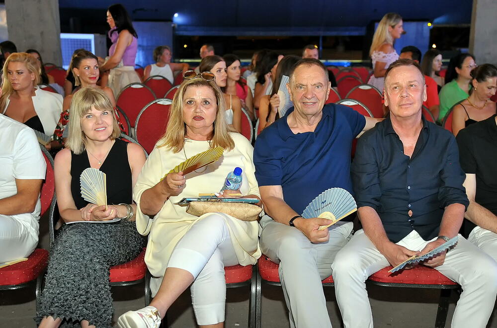 <p>Internacionalna smotra mode IFF počela je sinoć na sceni Sinhro u Porto Montenegru. Manifestacija iza koje stoji modna agencija Fabrika i Porto Montenegro otvorena je revijom modne kuće visoke mode Rami Al Ali, a publika je imala priliku da vidi i modele sa potpisom Agate Ruiz de la Prada. Večeras će biti prikazana modna revija visoke mode Toni Vorda koja će biti presjek njegove karijere.</p>