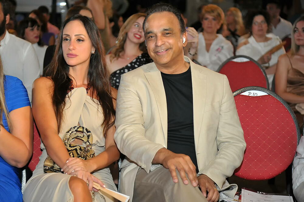 <p>Internacionalna smotra mode IFF počela je sinoć na sceni Sinhro u Porto Montenegru. Manifestacija iza koje stoji modna agencija Fabrika i Porto Montenegro otvorena je revijom modne kuće visoke mode Rami Al Ali, a publika je imala priliku da vidi i modele sa potpisom Agate Ruiz de la Prada. Večeras će biti prikazana modna revija visoke mode Toni Vorda koja će biti presjek njegove karijere.</p>