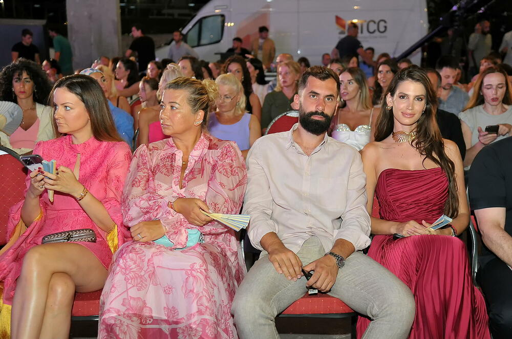 <p>Internacionalna smotra mode IFF počela je sinoć na sceni Sinhro u Porto Montenegru. Manifestacija iza koje stoji modna agencija Fabrika i Porto Montenegro otvorena je revijom modne kuće visoke mode Rami Al Ali, a publika je imala priliku da vidi i modele sa potpisom Agate Ruiz de la Prada. Večeras će biti prikazana modna revija visoke mode Toni Vorda koja će biti presjek njegove karijere.</p>