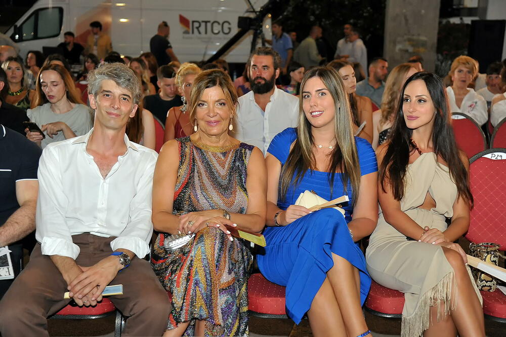 <p>Internacionalna smotra mode IFF počela je sinoć na sceni Sinhro u Porto Montenegru. Manifestacija iza koje stoji modna agencija Fabrika i Porto Montenegro otvorena je revijom modne kuće visoke mode Rami Al Ali, a publika je imala priliku da vidi i modele sa potpisom Agate Ruiz de la Prada. Večeras će biti prikazana modna revija visoke mode Toni Vorda koja će biti presjek njegove karijere.</p>