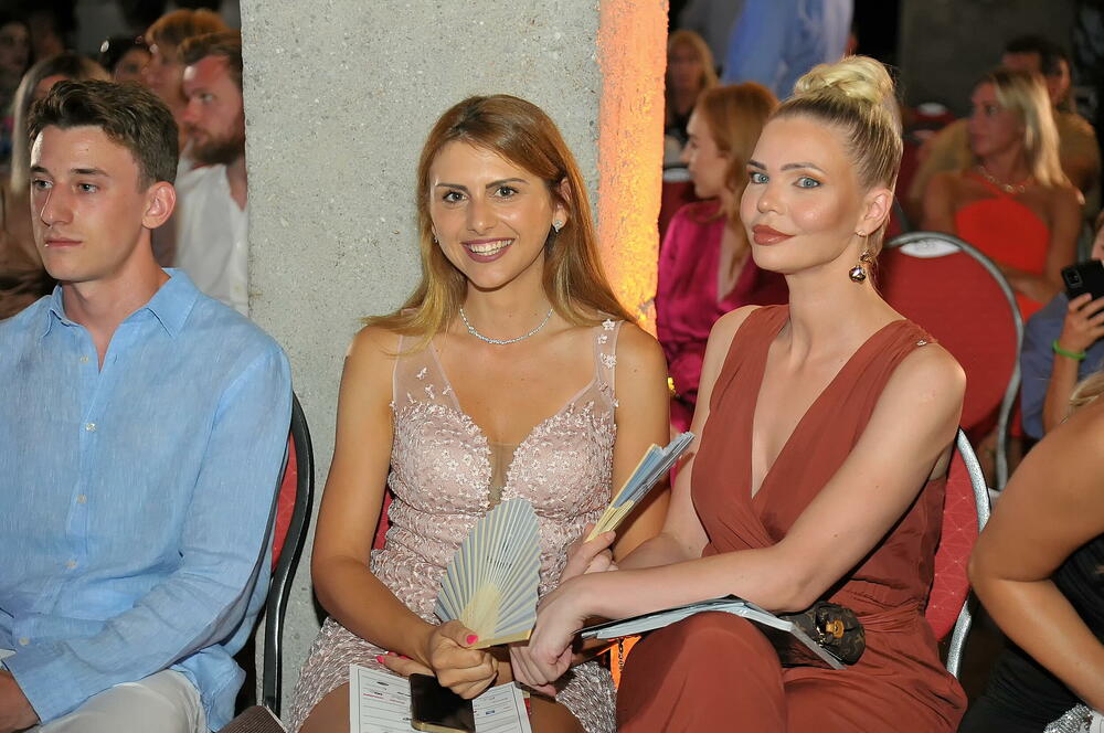 <p>Internacionalna smotra mode IFF počela je sinoć na sceni Sinhro u Porto Montenegru. Manifestacija iza koje stoji modna agencija Fabrika i Porto Montenegro otvorena je revijom modne kuće visoke mode Rami Al Ali, a publika je imala priliku da vidi i modele sa potpisom Agate Ruiz de la Prada. Večeras će biti prikazana modna revija visoke mode Toni Vorda koja će biti presjek njegove karijere.</p>